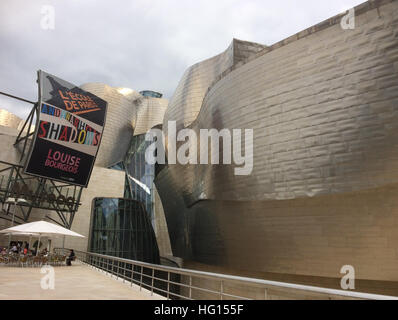 Bilbao, Spanien. 28. Juli 2016. Außenansicht des Guggenheim Museums in Bilbao, Spanien, 28. Juli 2016. Mehr als 19 Millionen Kunstinteressierte aus aller Welt besuchten das Guggenheim Museum in Bilbao, Nordspanien, seit Oktober 1997. Foto: Carola Frentzen/Dpa/Alamy Live News Stockfoto