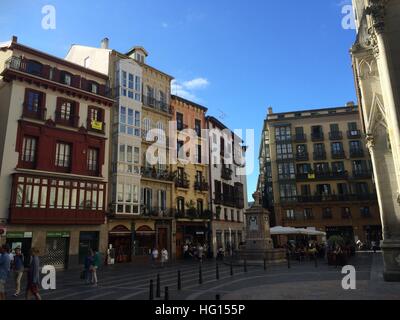 Bilbao, Spanien. 28. Juli 2016. Das historische Viertel von Bilbao, Spanien, 28. Juli 2016. Das Guggenheim-Museum ist ein touristischer Magnet die kämpfende Industriestadt geworden. Mehr als 19 Millionen Kunstinteressierte aus aller Welt besuchten das Guggenheim Museum in Bilbao, Nordspanien, seit Oktober 1997. Foto: Carola Frentzen/Dpa/Alamy Live News Stockfoto