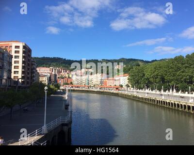 Bilbao, Spanien. 28. Juli 2016. Das historische Viertel von Bilbao, Spanien, 28. Juli 2016. Das Guggenheim-Museum ist ein touristischer Magnet die kämpfende Industriestadt geworden. Mehr als 19 Millionen Kunstinteressierte aus aller Welt besuchten das Guggenheim Museum in Bilbao, Nordspanien, seit Oktober 1997. Foto: Carola Frentzen/Dpa/Alamy Live News Stockfoto