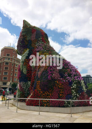 Bilbao, Spanien. 28. Juli 2016. Eine Blumenskulptur am Eingang zum Guggenheim Museum in Bilbao, Spanien, 28. Juli 2016 zu sehen. Mehr als 19 Millionen Kunstinteressierte aus aller Welt besuchten das Guggenheim Museum in Bilbao, Nordspanien, seit Oktober 1997. Foto: Carola Frentzen/Dpa/Alamy Live News Stockfoto