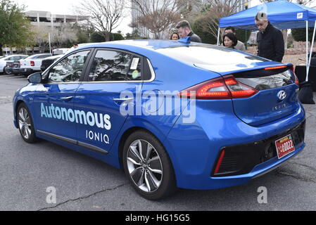 Las Vegas, Nevada, USA, 3. Januar 2017.  Hyundai präsentiert seine Ioniq autonomen Hybrid-Auto-Konzept, wie es die Straßen von Las Vegas als Teil der Pre-CES Medienveranstaltungen navigiert.  CES, die weltweit größte jährliche Verbraucher Elektronik Messe, läuft vom 5. bis 8. Januar und wird voraussichtlich verfügen über 3.800 Aussteller zeigen ihre neuesten Dienstleistungen und Produkte an mehr als 165.000 Besucher aus mehr als 150 Ländern.  John D. Ivanko/Alamy Live-Nachrichten Stockfoto