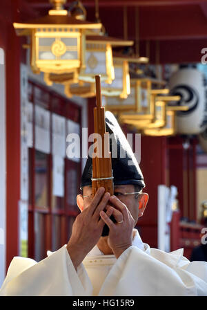 Tokio, Japan. 31. Dezember 2016. Shinto Priester führen Sie eine Reinigung Rite in Tokios Kanda Myojin auf Samstag, 31. Dezember 2016. Das Ritual des Exorzismus wird durchgeführt, um reinigen Bösen, Verschmutzung oder Sünden Weg bevor Anbeter der Gottheiten Angebote geben. © Natsuki Sakai/AFLO/Alamy Live-Nachrichten Stockfoto