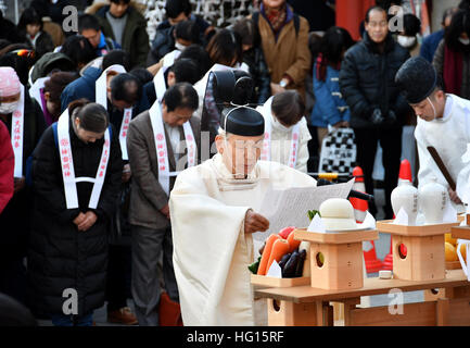 Tokio, Japan. 31. Dezember 2016. Shinto Priester führen Sie eine Reinigung Rite in Tokios Kanda Myojin auf Samstag, 31. Dezember 2016. Das Ritual des Exorzismus wird durchgeführt, um reinigen Bösen, Verschmutzung oder Sünden Weg bevor Anbeter der Gottheiten Angebote geben. © Natsuki Sakai/AFLO/Alamy Live-Nachrichten Stockfoto