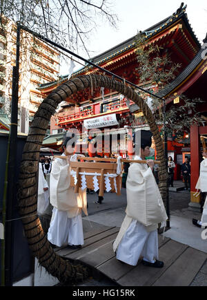 Tokio, Japan. 31. Dezember 2016. Shinto Priester führen Sie eine Reinigung Rite in Tokios Kanda Myojin auf Samstag, 31. Dezember 2016. Das Ritual des Exorzismus wird durchgeführt, um reinigen Bösen, Verschmutzung oder Sünden Weg bevor Anbeter der Gottheiten Angebote geben. © Natsuki Sakai/AFLO/Alamy Live-Nachrichten Stockfoto