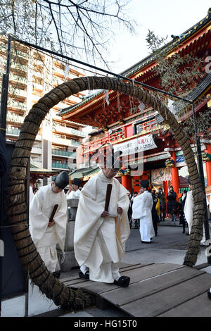 Tokio, Japan. 31. Dezember 2016. Shinto Priester führen Sie eine Reinigung Rite in Tokios Kanda Myojin auf Samstag, 31. Dezember 2016. Das Ritual des Exorzismus wird durchgeführt, um reinigen Bösen, Verschmutzung oder Sünden Weg bevor Anbeter der Gottheiten Angebote geben. © Natsuki Sakai/AFLO/Alamy Live-Nachrichten Stockfoto