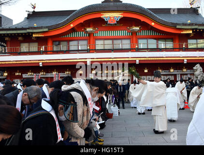 Tokio, Japan. 31. Dezember 2016. Shinto Priester führen Sie eine Reinigung Rite in Tokios Kanda Myojin auf Samstag, 31. Dezember 2016. Das Ritual des Exorzismus wird durchgeführt, um reinigen Bösen, Verschmutzung oder Sünden Weg bevor Anbeter der Gottheiten Angebote geben. © Natsuki Sakai/AFLO/Alamy Live-Nachrichten Stockfoto