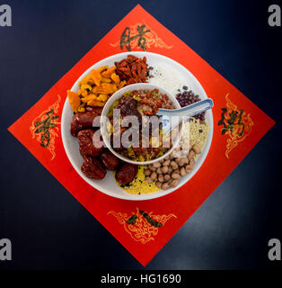 (170104)--HOHHOT, 4. Januar 2017 (Xinhua)--Foto aufgenommen am 4. Januar 2017 zeigt die Inhaltsstoffe von Laba Congee in Hohhot, Hauptstadt von Nord-China autonomen Region Innere Mongolei. Das Laba Festival, ein traditionelle chinesische Urlaub am achten Tag des 12. Mondmonats fällt am 5. Januar dieses Jahres. Es ist üblich, an diesem Tag eine spezielle Laba Congee oder acht Schatz Brei, in der Regel aus mindestens acht Zutaten zubereitet, repräsentieren die Gebete Volkes für Ernte, Glück und Frieden zu essen. (Xinhua/Ding Genhou) (Angeles) Stockfoto