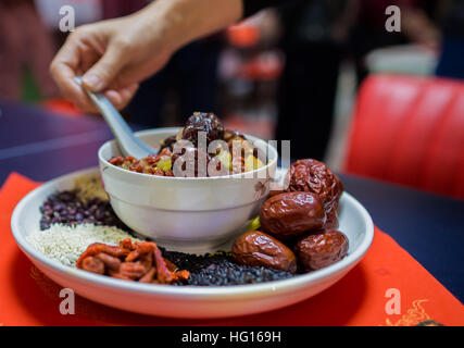 (170104)--HOHHOT, 4. Januar 2017 (Xinhua)--Foto aufgenommen am 4. Januar 2017 zeigt die Inhaltsstoffe von Laba Congee in Hohhot, Hauptstadt von Nord-China autonomen Region Innere Mongolei. Das Laba Festival, ein traditionelle chinesische Urlaub am achten Tag des 12. Mondmonats fällt am 5. Januar dieses Jahres. Es ist üblich, an diesem Tag eine spezielle Laba Congee oder acht Schatz Brei, in der Regel aus mindestens acht Zutaten zubereitet, repräsentieren die Gebete Volkes für Ernte, Glück und Frieden zu essen. (Xinhua/Ding Genhou) (Angeles) Stockfoto