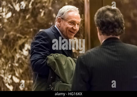 New York, uns. 3. Januar 2017. Journalist Bob Woodward ist in der Lobby des Trump Tower in New York (USA) am 3. Januar 2017 gesehen. -KEIN Draht-SERVICE - Foto: Albin Lohr-Jones/Consolidated/Pool/Dpa/Alamy Live News Stockfoto