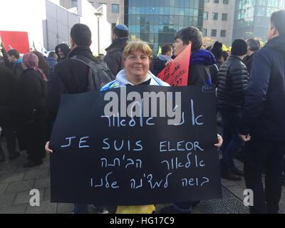 Tel Aviv, Israel. 4. Januar 2017. Corinne Parienti aus Frankreich mit dem Slogan "Ich bin Lor" protestieren vor dem Militärgericht in Tel Aviv, Israel, 4 Januar 2017. Das Gericht hörte den Fall eines israelischen Soldaten beschuldigt, eine palästinensische Attentäter in den Kopf schießen, als er verletzt auf dem Boden im März letzten Jahres lag. Bildnachweis: Dpa picture Alliance/Alamy Live News Stockfoto