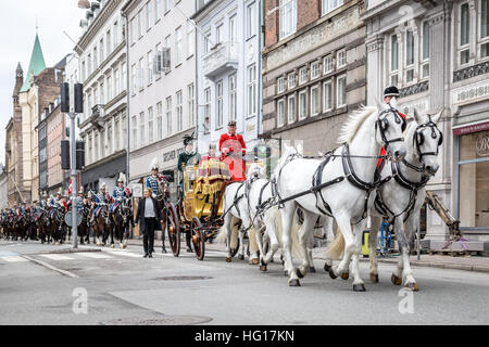 Kopenhagen, Dänemark - 4. Januar 2017: Neujahr Traditionsveranstaltung. Königin Margrethe in ihrer 24 Karat goldene Kutsche ist von der Garde-Husaren-Regiment auf dem Weg von Schloss Christiansborg in Amalienborg Palacce begleitet Stockfoto