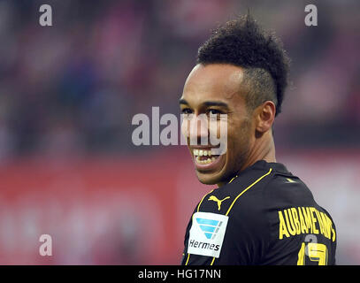 Datei - ein Datei-Bild vom 10. Dezember 2016 zeigt der Dortmunder Pierre-Emerick Aubameyang während der deutschen Bundesliga-Fußballspiel zwischen FC Köln und Borussia Dortmund in der Publikumseingänge in Köln. Die riesigen Transfer-Spekulationen haben auch die Bundesliga erreicht. Laut einem Bericht von der italienischen Zeitung "Gazzetta Dello Sport" vom 4. Januar 2017, die Chinesen erste Liga Club Shanghai SIPG um sich auf Borussia Dortmunds Torschützenkönig Pierre-Emerick Aubameyang für 150 Millionen Euro will. Jedoch nach eigenen Angaben der BVB nichts davon weiß. Foto: Federico Gambari Stockfoto