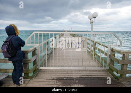 Binz, Deutschland. 4. Januar 2017. Ein Abschnitt des Stegs ist mit einem Zaun in der Rügen Insel Stadt Binz, Deutschland, 4. Januar 2017 gesperrt. Federal Maritime und Hydrographic Agency (BSH) prognostiziert eine Sturmflut an der Ostseeküste in den nächsten Stunden. Foto: Stefan Sauer/Dpa-Zentralbild/Dpa/Alamy Live News Stockfoto