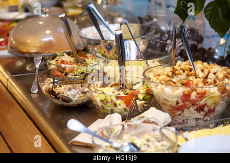 Schalen mit verschiedenen Speisen im SB-restaurant Stockfoto