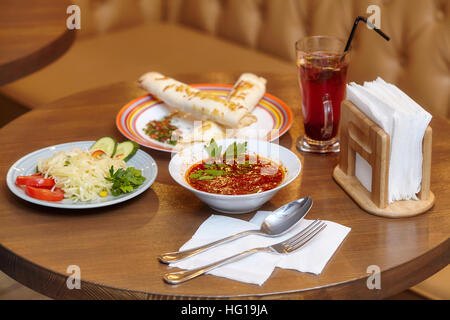 Mittagessen-set mit Shaurma, rote Suppe und Salat, Essen Stockfoto