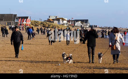 Menschen Sonnen Bank Urlaub am Strand in Camber, East Sussex, wie Teile des Vereinigten Königreichs von eisigen Bedingungen gepackt werden, wie eine Erkältung snap startet 2017. Stockfoto