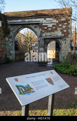 WALTHAM ABBEY, UK - 2. Januar 2017: Die Überreste der historischen Abtei Gateway in Waltham Abbey, Essex auf 2. Januar 2017. Stockfoto