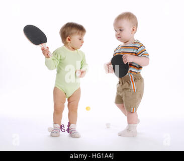 Kinder mit Tischtennisschläger Stockfoto