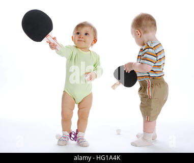 Kinder mit Tischtennisschläger Stockfoto