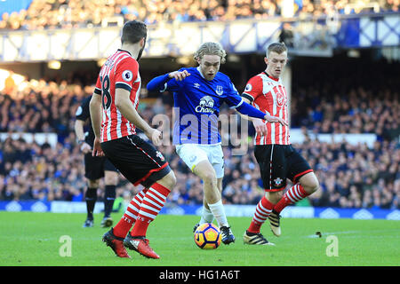 Everton Tom Davies (Mitte) und Southamptons Sam McQueen (links) Kampf um den Ball in der Premier League Spiel im Goodison Park, Liverpool. Stockfoto