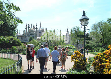 Menschen, die genießen, die Parks und Gärten rund um Brighton Royal Pavilion. Stockfoto