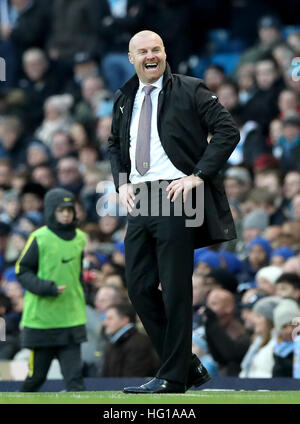 Burnley-Manager Sean Dyche lacht an der Seitenlinie während der Premier-League-Spiel im Etihad Stadium Manchester. Stockfoto