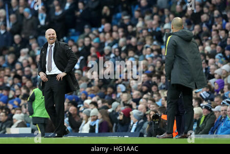 Burnley-Manager Sean Dyche (links), lacht an der Seitenlinie während der Premier-League-Spiel im Etihad Stadium Manchester. Stockfoto