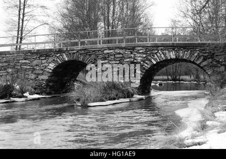 alten Stonebridge über dem kalten Wasser ein grauer Tag im zeitigen Frühjahr Stockfoto