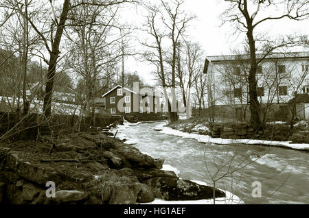 Kungsbacka Fluss mit kaltem Wasser ein grauer Tag im zeitigen Frühjahr Stockfoto