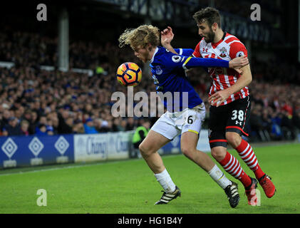 Everton Tom Davies (links) und Southamptons Sam McQueenb Kampf um den Ball in der Premier League Spiel im Goodison Park, Liverpool. Stockfoto