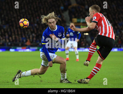 Everton Tom Davies (links) und Southamptons James Ward-Prowse Kampf um den Ball in der Premier League Spiel im Goodison Park, Liverpool. Stockfoto