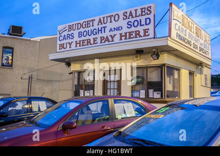 Unternehmen, die auf der Straße von Shrewsbury - Worcester, Massachusetts Stockfoto