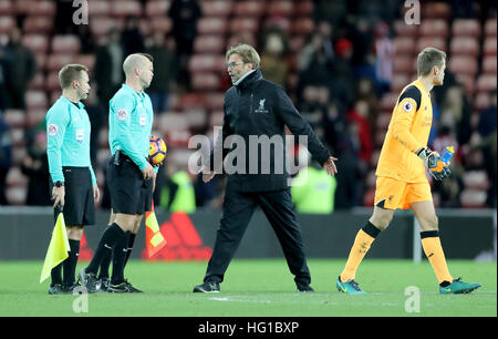 Liverpools Trainer Jürgen Klopp spricht mit Schiedsrichter Anthony Taylor (zweiter von links) während der Premier-League-Spiel im Stadion des Lichts, Sunderland. Stockfoto