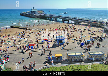 Hohen Blick auf Bournemouths Promenade, Land Zug, Strandpromenade und Mole im Hintergrund. Stockfoto