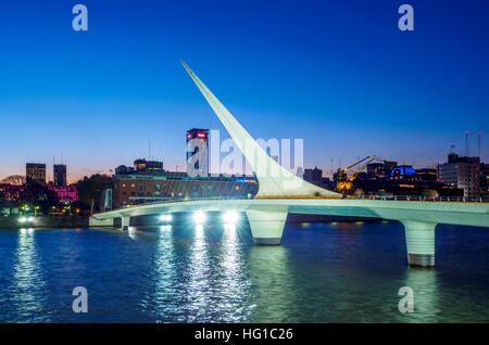 Argentinien, Buenos Aires Provinz, Stadt Buenos Aires, Twilight Ansicht der Puente De La Mujer in Puerto Madero. Stockfoto