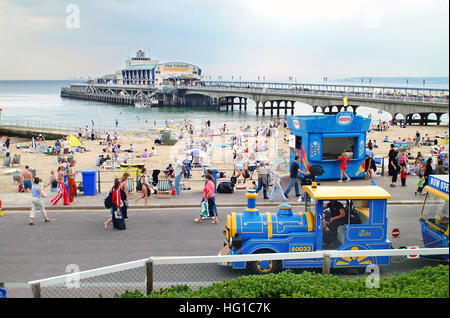 Bournemouth Promenade Land Zug, direkt am Meer und Pier im Hintergrund. Stockfoto