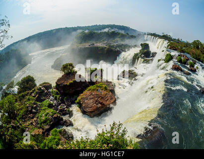 Argentinien, Misiones, Puerto Iguazu, Blick auf die Iguazu-Wasserfälle. Stockfoto
