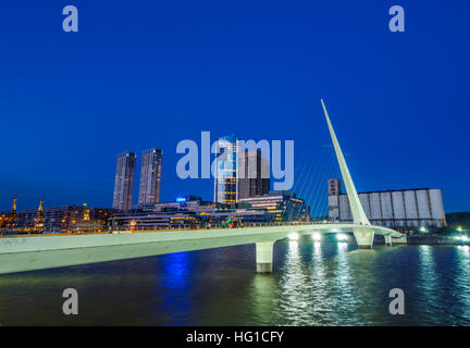 Argentinien, Buenos Aires Provinz, Stadt Buenos Aires, Twilight Ansicht der Puente De La Mujer in Puerto Madero. Stockfoto