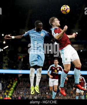 Manchester Citys Bacary Sagna (links) und Burnley Sam Vokes (rechts) Kampf um den Ball in der Luft während der Premier League match bei Etihad Stadium, Manchester. PRESSEVERBAND Foto. Bild Datum: Montag, 2. Januar 2017. Finden Sie unter PA Geschichte Fußball Manchester City. Bildnachweis sollte lauten: Martin Rickett/PA Wire. Einschränkungen: EDITORIAL verwenden nur keine unbefugten Audio, Video, Daten, Spielpläne, Verbandsliga/Logos oder "live"-Dienste. Im Spiel Onlinenutzung beschränkt auf 75 Bilder, keine video Emulation. Keine Verwendung in Wetten, Spiele oder Vereinsspieler/Liga/Einzelpublikationen. Stockfoto