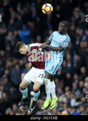 Burnley Johann Berg Gudmundsson (links) und Manchester Citys Bacary Sagna (rechts) Kampf um den Ball in der Luft während der Premier League match bei Etihad Stadium, Manchester. PRESSEVERBAND Foto. Bild Datum: Montag, 2. Januar 2017. Finden Sie unter PA Geschichte Fußball Manchester City. Bildnachweis sollte lauten: Martin Rickett/PA Wire. Einschränkungen: EDITORIAL verwenden nur keine unbefugten Audio, Video, Daten, Spielpläne, Verbandsliga/Logos oder "live"-Dienste. Im Spiel Onlinenutzung beschränkt auf 75 Bilder, keine video Emulation. Keine Verwendung in Wetten, Spiele oder Vereinsspieler/Liga/Einzelpublikationen. Stockfoto