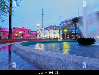 Argentinien, Buenos Aires Provinz, Stadt Buenos Aires, Monserrat, Twilight Blick Richtung der Casa Rosada auf der Plaza de Mayo. Stockfoto