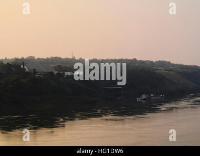 Argentinien, Misiones, Puerto Iguazu, Blick auf The Triple Frontier, dem Rio Parana mit Rio Iguaçu verbindet. Stockfoto