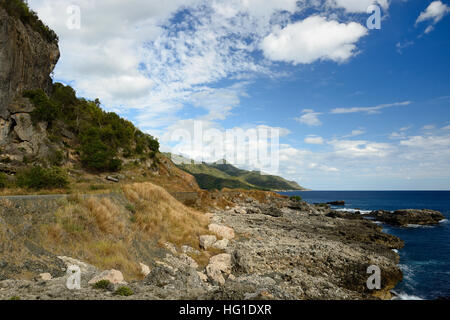 Wilde kubanische Küste in der Nähe von einem hohen Berg der Pico Turquino nächstgelegene Stadt Santiago De Cuba, Kuba Stockfoto