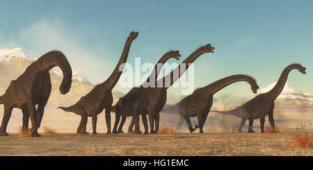 Ein Brachiosaurus Dinosaurier Herde durchlaufen ein trockenes Wüstengebiet in Jurassic Zeitraum von Nordamerika. Stockfoto