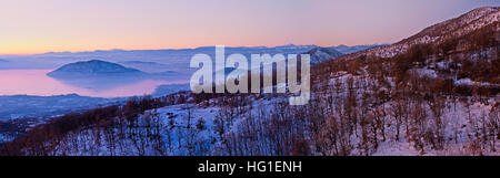 Die leuchtenden Farben des Sonnenaufgangs Winter in Kastoria, bedeckt mit blauen Dunst, Griechenland. Stockfoto