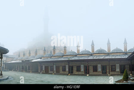 Der Innenhof des Mevlana Museum mit Blick auf die lebenden Dervishs und die Silhouette der Selimiye Moschee Stockfoto