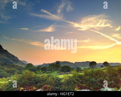 Herrlichen Sonnenuntergang über einer Bergkette Stockfoto