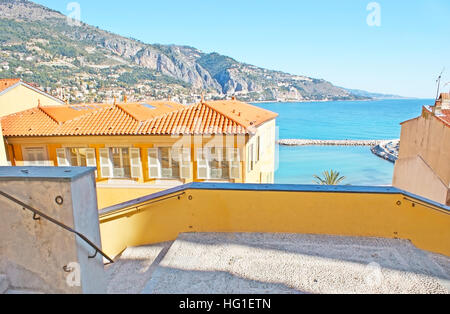 Der Blick auf die Dächer der Altstadt und die felsige Küste von der Spitze von Saint-Michel Rampe, Menton, Frankreich Stockfoto