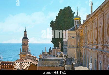 Friedhof auf dem Alten Burgberg (Colla Rogna) mit goldener Kuppel der russischen Kapelle und Glockenturm der Basilika Saint-Michel im Hintergrund, Menton, Frankreich Stockfoto