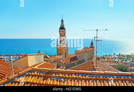 Der Glockenturm der Basilika Saint-Michel Archange erhebt sich über den Dächern der Stadt, Menton, Frankreich Stockfoto